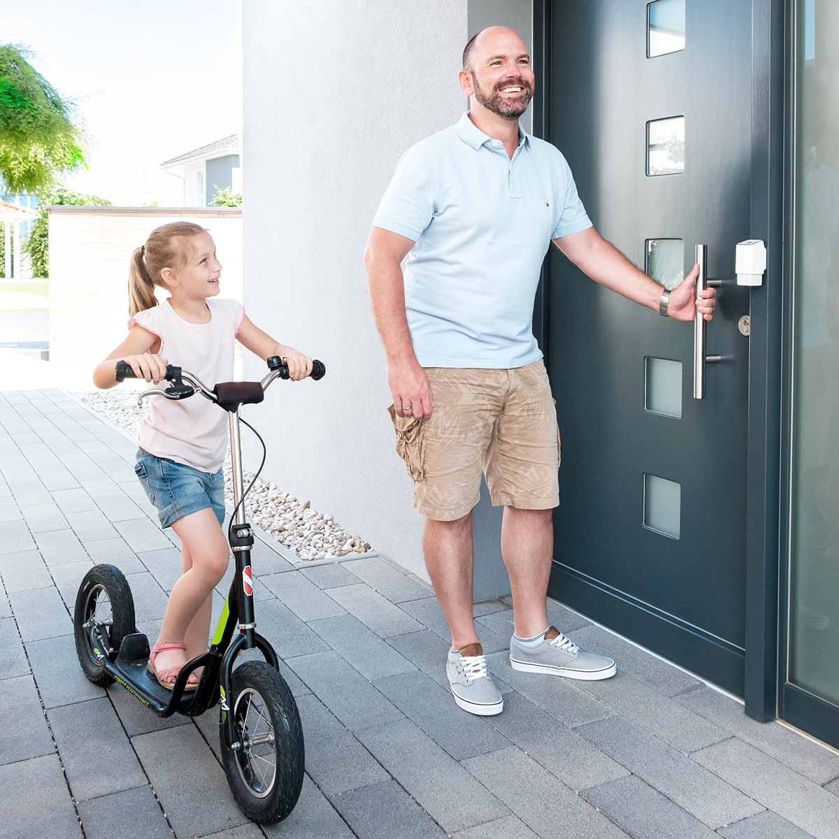 ekey uno Fingerprint Vater Tochter Roller draußen